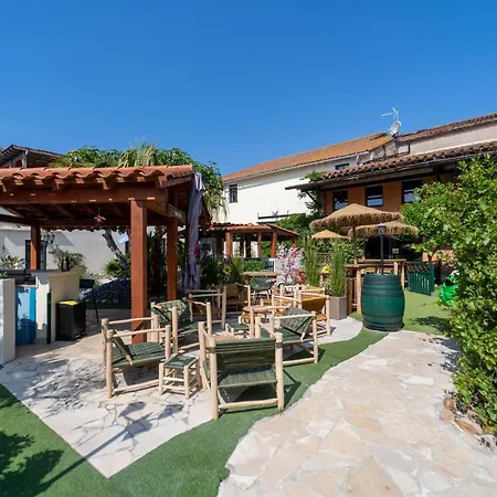 Imagine Roussillon Privee Avec Piscine - 8 Personnes 4*